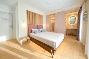 Postel nebo postele na pokoji v ubytování Hotel Leonor Conil