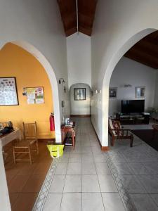 uma sala de estar com um arco e uma mesa e cadeiras em Delightful 4bed modern villa with WiFI em Gros Islet