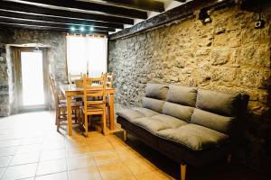 un soggiorno con divano e tavolo di Cases Altes de Posada a Navés