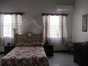 سرير أو أسرّة في غرفة في Delightful 4bed modern villa with WiFI