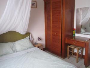 سرير أو أسرّة في غرفة في Delightful 4bed modern villa with WiFI