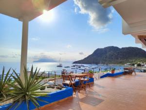 un restaurante con mesas y sillas y vistas al océano en Hotel Phenicusa, en Filicudi