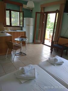 Postel nebo postele na pokoji v ubytování Roula Rooms