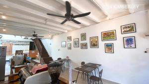 a living room with a ceiling fan and tables and chairs at 24 Kimberley in George Town