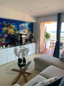 Una sala de estar con un sofá y una mesa de cristal. en La Casa De Papou I, en Sant Feliu de Guíxols