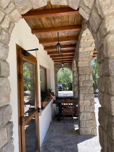 Cagnano Amiterno的住宿－Agriturismo Cupello，石头房子的入口,设有木制天花板