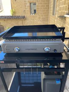 ein Grill, der auf einem Tisch steht in der Unterkunft Maison de charme in Montagnac + 2 Fotos