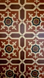 suelo de baldosa marrón y blanco con un dibujo en él en La Renaissance, en Catania