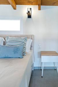 Posteľ alebo postele v izbe v ubytovaní Sofia Suite, a seafront hideaway !