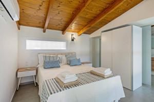 Posteľ alebo postele v izbe v ubytovaní Sofia Suite, a seafront hideaway !