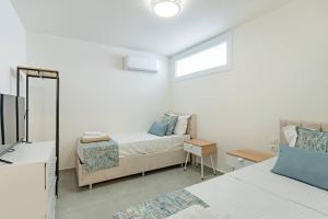 Posteľ alebo postele v izbe v ubytovaní Sofia Suite, a seafront hideaway !
