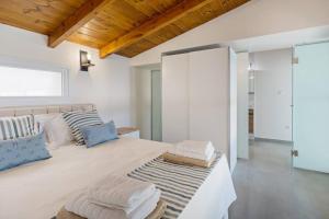 Posteľ alebo postele v izbe v ubytovaní Sofia Suite, a seafront hideaway ! + 20 fotografií