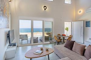 Televízia a/alebo spoločenská miestnosť v ubytovaní Sofia Suite, a seafront hideaway !