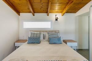 Posteľ alebo postele v izbe v ubytovaní Sofia Suite, a seafront hideaway !