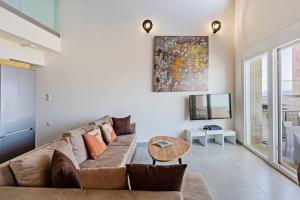 Televízia a/alebo spoločenská miestnosť v ubytovaní Sofia Suite, a seafront hideaway !