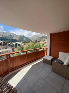 balcón con cama y vistas a las montañas en Superbe studio a Auron avec terrasse plein sud, en Auron