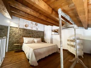 ピアッツァ・アルメリーナにあるGiardino delle Zagareの木製の天井が特徴のベッドルーム1室(ベッド1台付)