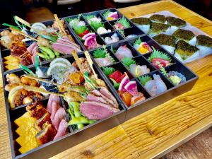 Une bande de différents types de sushis sur une table dans l'établissement Hotel EL Tochigi 3 free parking, à Utsunomiya