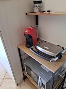 a red sewing machine sitting on top of a table at Appartamento Roverella in Rovigo