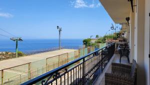 balcón con vistas al océano en I Due Grifoni Luxury Apartment & Spa, en Taormina