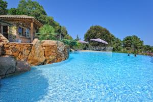 維琪奧港的住宿－Cala di Sogno - Résidence de Charme，度假村内一个蓝色的大泳池