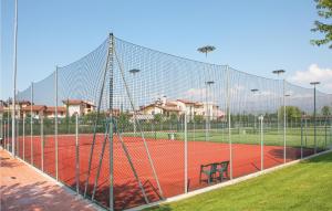 um campo de ténis com rede num campo de ténis em Trilo Superior em Peschiera del Garda