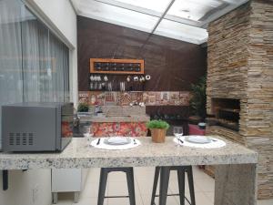 a kitchen with a counter with plates on it at Recanto das Orquídeas Domingos Martins- Soido De Cima,4km centro in Domingos Martins