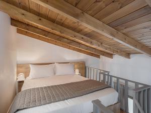 Schlafzimmer mit einem Bett und Holzdecken in der Unterkunft Cretan Berry Kondylaki in Chania