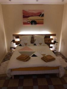 a bedroom with a bed with two towels on it at Les gîtes de criquetot in Criquetot-le-Mauconduit