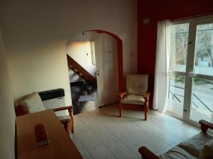 een woonkamer met een stoel en een raam bij Rinconada 1 in Las Grutas