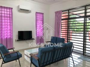sala de estar con 2 sillas y mesa en Kim’s Home - Homey At Your Stay, en Nibung Tebal