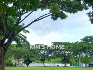 Una señal que lee a los reyes en un parque en Kim’s Home - Homey At Your Stay, en Nibung Tebal