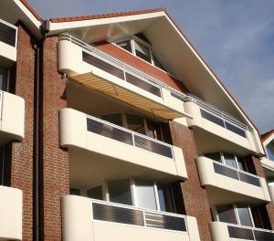 um edifício de apartamentos com varandas ao lado em Haus Trafalgar Whg. 242 Möwennest em Cuxhaven