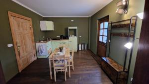 eine Küche mit einem Tisch und Stühlen im Zimmer in der Unterkunft Liebevoll sanierte Altbauwohnung in Waldsieversdorf
