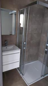 Ένα μπάνιο στο Appartement neuf à 5 min de la plage et de l'aéroport