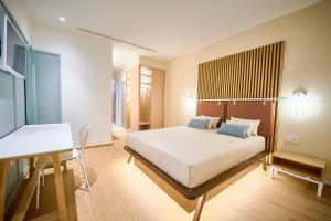 Postel nebo postele na pokoji v ubytování Hotel Leonor Conil
