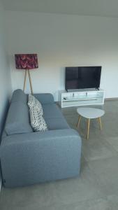 Μια τηλεόραση ή/και κέντρο ψυχαγωγίας στο Appartement neuf à 5 min de la plage et de l'aéroport