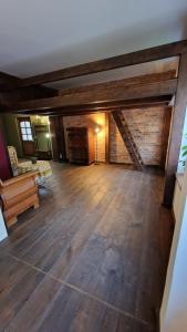 sala de estar amplia con suelo de madera y pared de ladrillo en Liebevoll sanierte Altbauwohnung, en Waldsieversdorf