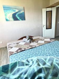 Ένα ή περισσότερα κρεβάτια σε δωμάτιο στο Superbe T2 full équipé à sada avec vue sur îlot