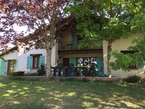 una casa con mesa y sillas en el patio en Grande maison avec parc de 6000m2, en Pompiey