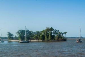 un groupe de bateaux dans une masse d'eau dans l'établissement Maison dans le quartier historique de St Laurent Résidence Colibri, à Saint-Laurent du Maroni