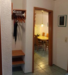 Habitación con comedor con mesa y puerta a un comedor. en BUPA06107-FeWo-Passat-soess, en Burg auf Fehmarn