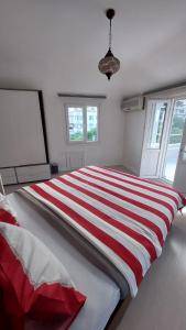 A bed or beds in a room at A Million Dollar View In the Heart of the City
