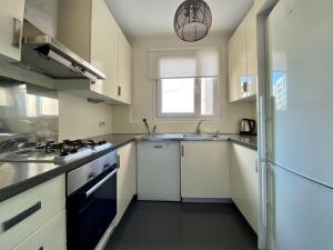 A kitchen or kitchenette at A Million Dollar View In the Heart of the City
