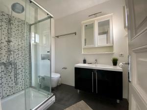 A bathroom at A Million Dollar View In the Heart of the City