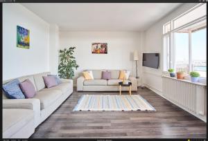 A television and/or entertainment centre at A Million Dollar View In the Heart of the City