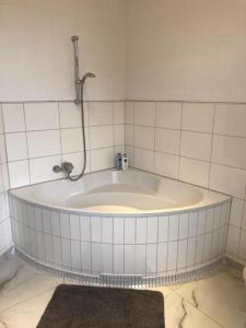 La salle de bains est pourvue d'une baignoire et d'une douche. dans l'établissement Ferienwohnung Zollverein, à Essen