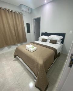 ein Schlafzimmer mit einem großen Bett in einem Zimmer in der Unterkunft Hospedagem Penha - Beto carreiro e Praias in Penha