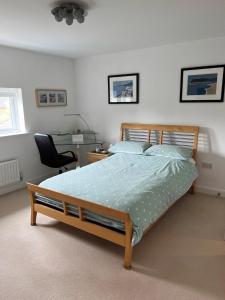 a bedroom with a bed and a desk and a chair at Peterborough, Hampton Vale Lakeside En-Suite Large Double bedroom with great modern facilities in Peterborough