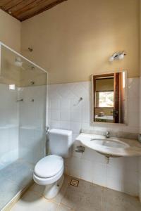 uma casa de banho com um WC e um lavatório em Hotel Fazenda Santa Helena em Simão Pereira